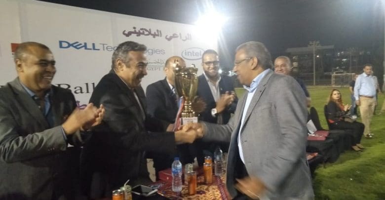 د.حسام عقمان نائبا عن وزير الاتصالات في تسليم كأس البطولة الرمضانية